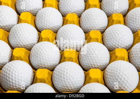 Palline da golf in una scatola per uova Foto Stock