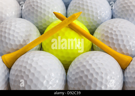 White palline da golf e diversi tees Foto Stock