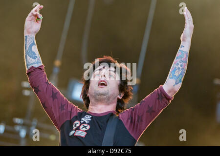 Il cantante e chitarrista di noi band 'Giornata verde', Billie Joe Armstrong, suona al festival di musica Rock im Park in Nuremberg, Germania, 08 giugno 2013. Più di 70.000 appassionati di musica rock erano attesi al festival. Foto: DANIEL KARMANN Foto Stock