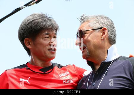 (L-R) Kazuyoshi Miura (JPN), Roberto Baggio (ITA), 9 giugno 2013 - Calcio : Japan-Italy leggenda match tra J League giocatori Legenda 2-2 Glorie AZZURRE al National Stadium, Tokyo, Giappone. (Foto di AFLO SPORT) [1156] Foto Stock