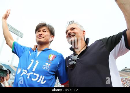 (L-R) Kazuyoshi Miura (JPN), Roberto Baggio (ITA), 9 giugno 2013 - Calcio : Japan-Italy leggenda match tra J League giocatori Legenda 2-2 Glorie AZZURRE al National Stadium, Tokyo, Giappone. (Foto di AFLO SPORT) [1156] Foto Stock