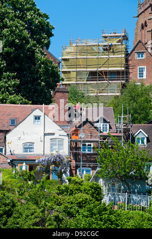 Builder a lavorare sul tetto della casa in Bridgnorth, Shropshire Foto Stock