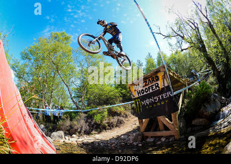 Fort William, UK. 8 Giugno, 2013. Il 'Dukes di Hazzards Hoofer' vide molta azione durante l'UCI Mountain Bike World Cup da Fort William. Credit: Azione Plus immagini di sport/Alamy Live News Foto Stock