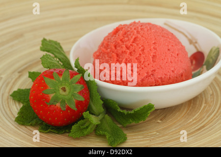 Sorbetto di Fragole, fresche fragola e menta Foto Stock