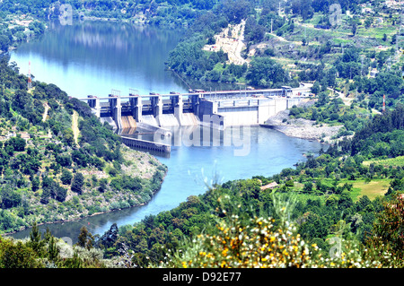 Carrapatelo diga sul fiume Douro Portogallo Foto Stock