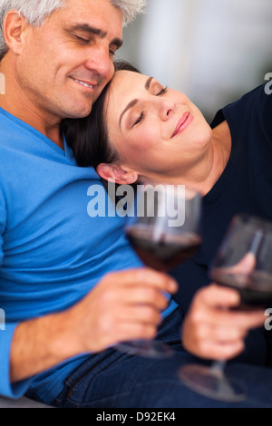 Amorevole Coppia matura godendo il vino in casa Foto Stock