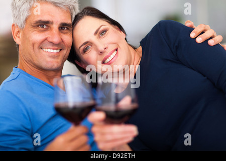 Felice Coppia matura azienda bicchiere da vino e avente una buona volta Foto Stock