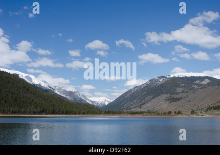 La molla nelle Montagne Rocciose è una vetrina di sia in inverno che in estate, con neve sulle cime delle montagne e laghi di acqua dolce. Foto Stock