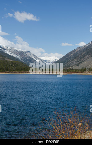 La molla nelle Montagne Rocciose è una vetrina di sia in inverno che in estate, con neve sulle cime delle montagne e laghi di acqua dolce. Foto Stock