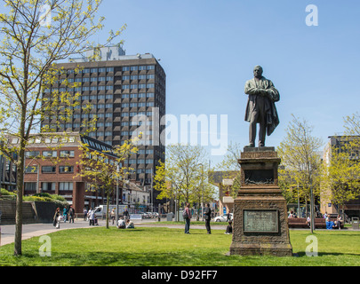 Statua di John Vaughan 1799-1868 nella piazza centrale Middlesbrough Regno Unito. Egli ha scoperto local ironstone depositi. Foto Stock