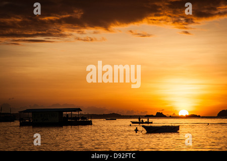 Tramonto dietro il bar galleggiante sulla spiaggia Bounty Foto Stock