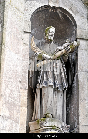 Statua sulla facciata della cattedrale Porto Portogallo Foto Stock