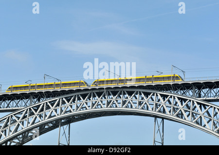 Metropolitana di Porto treno su D. Luis i bridge Porto Portogallo Foto Stock