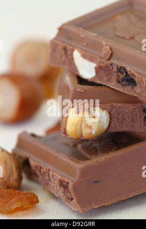 Cioccolato al latte con noci e uvetta, close up Foto Stock