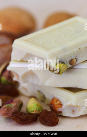 Il cioccolato bianco con mandorle e noci, close up Foto Stock