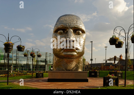La faccia del Wigan - scultura moderna statua da Rick Kirby nel 2008 eretto in Wigan Town Center. Foto Stock