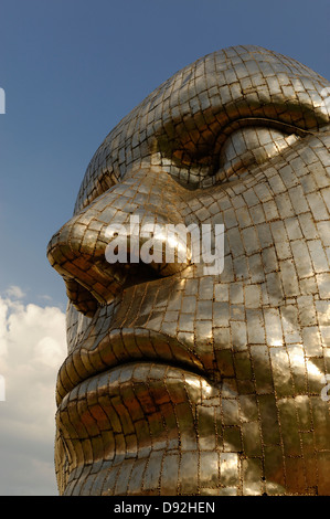 La faccia del Wigan - scultura moderna statua da Rick Kirby nel 2008 eretto in Wigan Town Center. Foto Stock