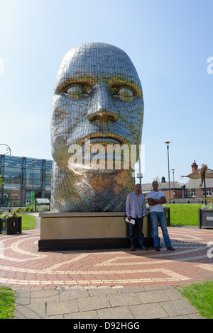 La faccia del Wigan - scultura moderna statua da Rick Kirby nel 2008 eretto in Wigan Town Center. Foto Stock