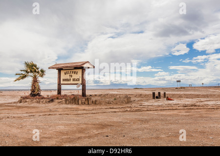 Benvenuti a Bombay Beach cartello d'ingresso alla città con lo stesso nome nella California meridionale da Salton Sea. Foto Stock