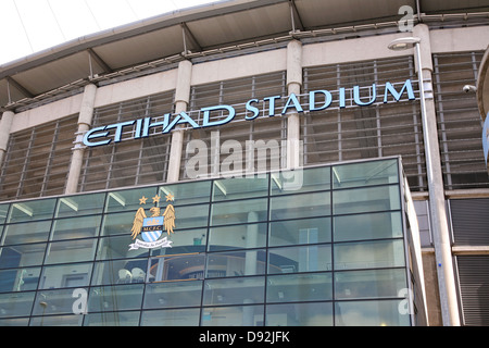 Etihad (precedentemente la città di Manchester) Stadium, casa del Manchester City FC con il vecchio crest visualizzati Foto Stock