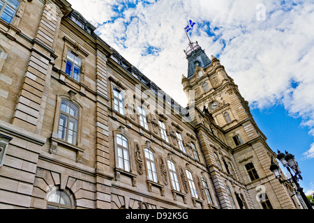 Angolo di visualizzazione dal di sotto del Palazzo del Parlamento nella città di Québec in Canada, sul parzialmente nuvoloso pomeriggio estivo Foto Stock