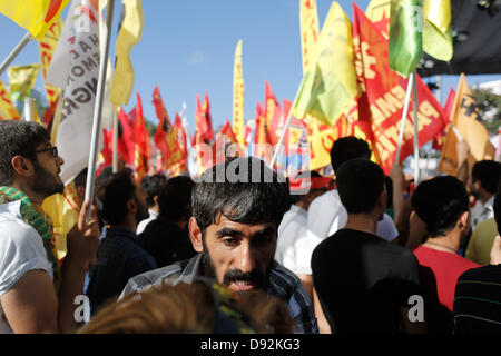 Istanbul, Turchia. Giugno 9, 2013. Manifestanti curdi durante una dimostrazione in piazza Taksim, Istanbul, domenica 9 giugno, 2013. Credito: Konstantinos Tsakalidis/Alamy Live News Foto Stock