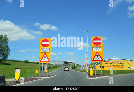 Accesso limitato segni a livello partenze presso l'aeroporto di Stansted, Stansted Mountfitchet, Essex, Inghilterra, Regno Unito Foto Stock
