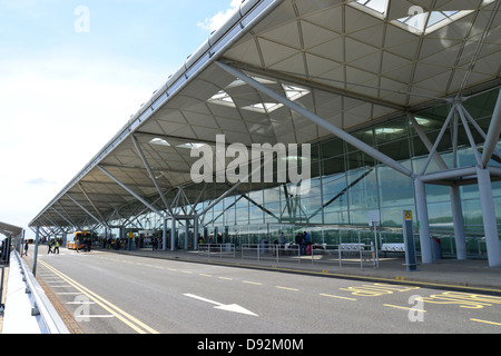 Il livello di partenza all'Aeroporto di Stansted, a Stansted Mountfitchet, Essex, Inghilterra, Regno Unito Foto Stock
