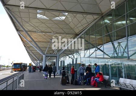 Il livello di partenza all'Aeroporto di Stansted, a Stansted Mountfitchet, Essex, Inghilterra, Regno Unito Foto Stock