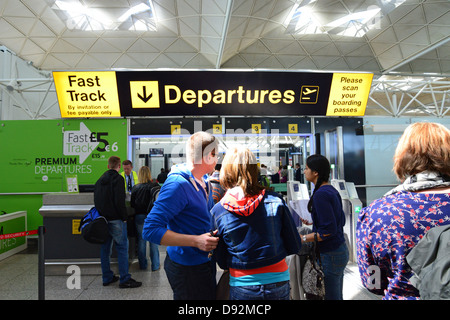 Partenza cancello di sicurezza all'Aeroporto di Stansted, a Stansted Mountfitchet, Essex, Inghilterra, Regno Unito Foto Stock