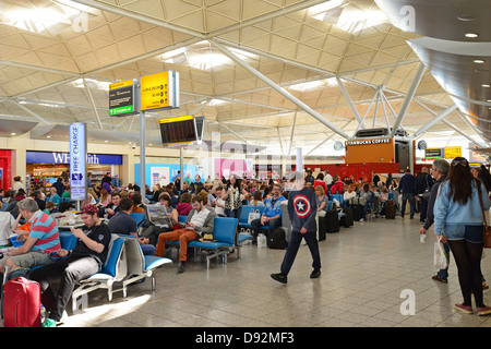 Partenza affollata lounge presso l'aeroporto di Stansted, Stansted Mountfitchet, Essex, Inghilterra, Regno Unito Foto Stock
