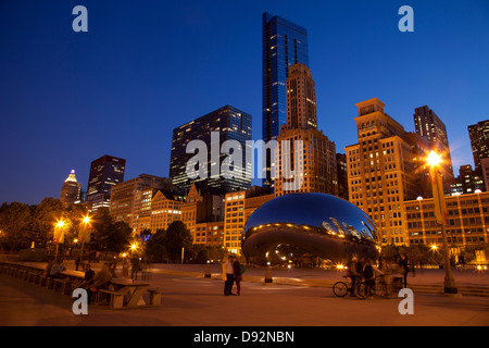 Il Millennium Park, Cloud Gate o "fagiolo" Scultura, Chicago, Illinois Foto Stock