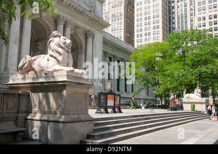 Il twin lions di fronte alla Biblioteca Pubblica di New York di Fifth Avenue a New York City Foto Stock