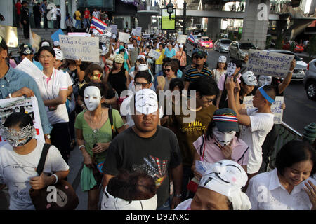 Bangkok , Thailandia. Il 9 giugno 2013. Circa 400 di Guy Fawkes manifestanti mascherati durante un rally da CentralWorld complesso per lo shopping a Bangkok di centro di arte e cultura. I manifestanti che indossano "Guy Fawkes' continuare al rally di Bangkok e di altri parti della Tailandia contro la Yingluck Shinawatra di governo che dicono gli avversari è un "puppet' regime controllato da fuggitivo ex Premier Thaksin Shinawatra. Credito: John Vincent/Alamy Live News Foto Stock