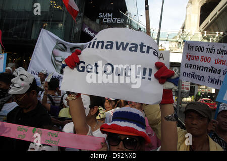 Bangkok , Thailandia. Il 9 giugno 2013. Protester mostrando i loro slogan durante il rally . I manifestanti che indossano "Guy Fawkes' continuare al rally di Bangkok e di altri parti della Tailandia contro la Yingluck Shinawatra di governo che dicono gli avversari è un "puppet' regime controllato da fuggitivo ex Premier Thaksin Shinawatra. Credito: John Vincent/Alamy Live News Foto Stock