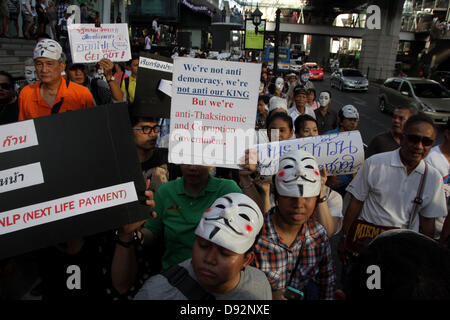 Bangkok , Thailandia. Il 9 giugno 2013. Circa 400 di Guy Fawkes manifestanti mascherati durante un rally da CentralWorld complesso per lo shopping a Bangkok di centro di arte e cultura. I manifestanti che indossano "Guy Fawkes' continuare al rally di Bangkok e di altri parti della Tailandia contro la Yingluck Shinawatra di governo che dicono gli avversari è un "puppet' regime controllato da fuggitivo ex Premier Thaksin Shinawatra. Credito: John Vincent/Alamy Live News Foto Stock