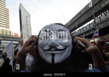 Bangkok , Thailandia. Il 9 giugno 2013. Guy Falkes maschera bianca sulla testa indietro di un manifestante. I manifestanti che indossano "Guy Fawkes' continuare al rally di Bangkok e di altri parti della Tailandia contro la Yingluck Shinawatra di governo che dicono gli avversari è un "puppet' regime controllato da fuggitivo ex Premier Thaksin Shinawatra. Credito: John Vincent/Alamy Live News Foto Stock