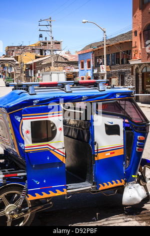 Imbarco in un tuk-tuk dalla città di Chivay in Perù Foto Stock