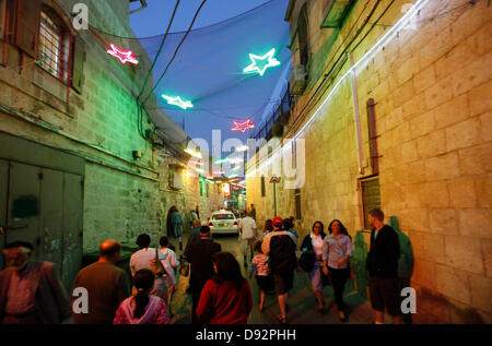 I pedoni a camminare lungo il Patriarcato Armeno Street nel quartiere Armeno di Gerusalemme durante la festa delle luci nella città vecchia di Gerusalemme Est Israele Foto Stock