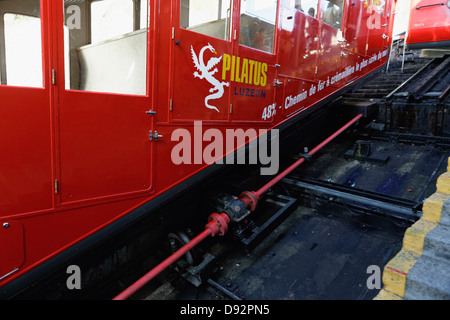 Treno Stazione di commutazione Close Up, Pilatusbahn, Alpnachstadt, Svizzera Foto Stock