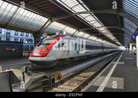 Treno ad alta velocità nel terminal ferroviario principale, Zurigo, Svizzera Foto Stock
