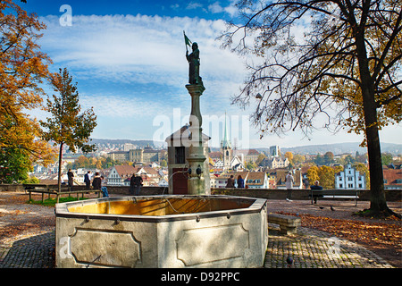 Storica Fontana potabile nel Lindenhof Hill Park, Zurigo, Svizzera Foto Stock