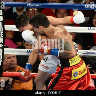 Giugno 8,2013 .Carson CA. (In rosso trunk) Marcos Maidana va 6 roudns Josesito Lopez al Home Depot Center Sabato notte. Marcos Maidana ha preso il vento di knock out come la lotta è stata ferma nel mezzo del sesto round da ref come Josesito Lopez non era combattendo indietro. Marcos Maidana prende il vento per la WBA Intercontinental welterweight title. .Foto da Gene Blevins/LA Daily News (credito Immagine: © Gene Blevins/ZUMAPRESS.com) Foto Stock