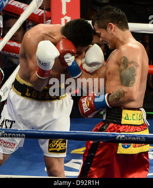 Giugno 8,2013 .Carson CA. (In rosso trunk) Marcos Maidana va 6 roudns Josesito Lopez al Home Depot Center Sabato notte. Marcos Maidana ha preso il vento di knock out come la lotta è stata ferma nel mezzo del sesto round da ref come Josesito Lopez non era combattendo indietro. Marcos Maidana prende il vento per la WBA Intercontinental welterweight title. .Foto da Gene Blevins/LA Daily News/ZumaPress (credito Immagine: © Gene Blevins/ZUMAPRESS.com) Foto Stock