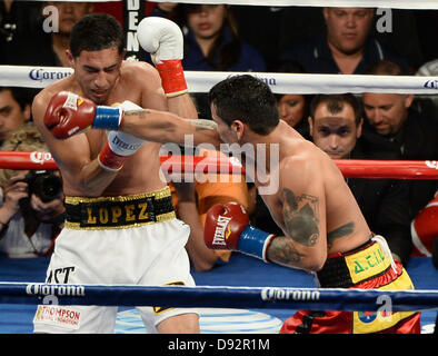 Giugno 8,2013 .Carson CA. (In rosso trunk) Marcos Maidana va 6 roudns Josesito Lopez al Home Depot Center Sabato notte. Marcos Maidana ha preso il vento di knock out come la lotta è stata ferma nel mezzo del sesto round da ref come Josesito Lopez non era combattendo indietro. Marcos Maidana prende il vento per la WBA Intercontinental welterweight title. .Foto da Gene Blevins/LA Daily News/ZumaPress (credito Immagine: © Gene Blevins/ZUMAPRESS.com) Foto Stock