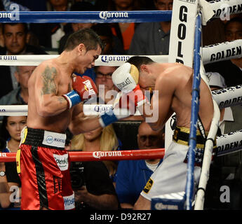 Giugno 8,2013 .Carson CA. (In rosso trunk) Marcos Maidana va 6 roudns Josesito Lopez al Home Depot Center Sabato notte. Marcos Maidana ha preso il vento di knock out come la lotta è stata ferma nel mezzo del sesto round da ref come Josesito Lopez non era combattendo indietro. Marcos Maidana prende il vento per la WBA Intercontinental welterweight title. .Foto da Gene Blevins/LA Daily News/ZumaPress (credito Immagine: © Gene Blevins/ZUMAPRESS.com) Foto Stock