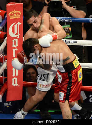 Giugno 8,2013 .Carson CA. (In rosso trunk) Marcos Maidana va 6 roudns Josesito Lopez al Home Depot Center Sabato notte. Marcos Maidana ha preso il vento di knock out come la lotta è stata ferma nel mezzo del sesto round da ref come Josesito Lopez non era combattendo indietro. Marcos Maidana prende il vento per la WBA Intercontinental welterweight title. .Foto da Gene Blevins/LA Daily News/ZumaPress (credito Immagine: © Gene Blevins/ZUMAPRESS.com) Foto Stock