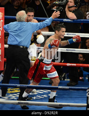 Giugno 8,2013 .Carson CA. (In rosso trunk) Marcos Maidana va 6 roudns Josesito Lopez al Home Depot Center Sabato notte. Marcos Maidana ha preso il vento di knock out come la lotta è stata ferma nel mezzo del sesto round da ref come Josesito Lopez non era combattendo indietro. Marcos Maidana prende il vento per la WBA Intercontinental welterweight title. .Foto da Gene Blevins/LA Daily News/ZumaPress (credito Immagine: © Gene Blevins/ZUMAPRESS.com) Foto Stock