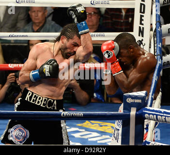 Giugno 8,2013 .Carson CA. (BLK trunk) LA's Alfredo Angulo va solo 10 round con Erislandy Lara al Home Depot Center Sabato notte. Alfredo Angulo stop combattimenti nel mezzo del decimo turno come egli non ha potuto lottare più con un grave gonfiore del suo superiore sinistro occhio e Erislandy Lara ha preso la vittoria di knockout tecnico per il vacante intern super welterweight title. .Foto da Gene Blevins/LA Daily News (credito Immagine: © Gene Blevins/ZUMAPRESS.com) Foto Stock