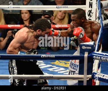 Giugno 8,2013 .Carson CA. (BLK trunk) LA's Alfredo Angulo va solo 10 round con Erislandy Lara al Home Depot Center Sabato notte. Alfredo Angulo stop combattimenti nel mezzo del decimo turno come egli non ha potuto lottare più con un grave gonfiore del suo superiore sinistro occhio e Erislandy Lara ha preso la vittoria di knockout tecnico per il vacante intern super welterweight title. .Foto da Gene Blevins/LA Daily News (credito Immagine: © Gene Blevins/ZUMAPRESS.com) Foto Stock